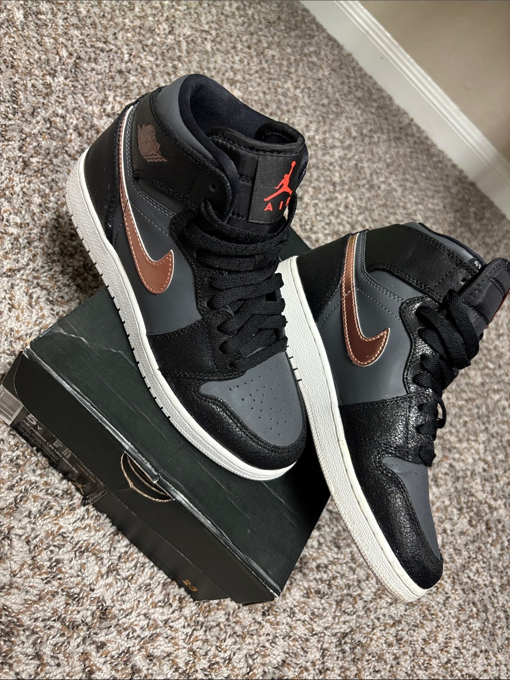 Air Jordan Retro 1 high Black, metallic bronze